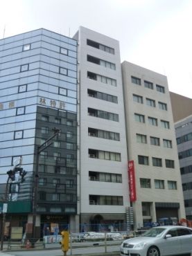 【建物外観】　1階は三菱ＪＦＪ銀行ＡＴＭ、7階は当社が入っております。