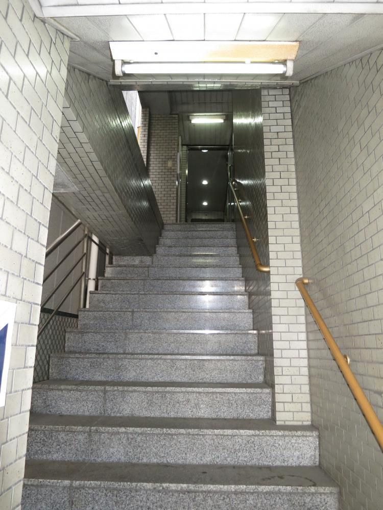 【エントランス】　１階から２階への階段
